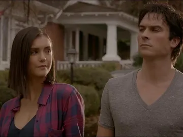 Nina Dobrev e Ian Somerhalder como Damon y Elena Nina Dobrev e Ian Somerhalder como Damon y Elena