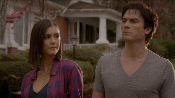 Nina Dobrev e Ian Somerhalder como Damon y Elena