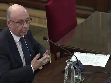 Montoro dice que la Generalitat pudo defraudar el control impuesto y que Hacienda presentó siete denuncias Montoro dice que la Generalitat pudo defraudar el control impuesto y que Hacienda presentó siete denuncias
