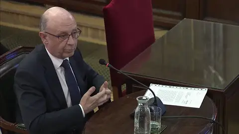 Montoro dice que la Generalitat pudo defraudar el control impuesto y que Hacienda presentó siete denuncias Montoro dice que la Generalitat pudo defraudar el control impuesto y que Hacienda presentó siete denuncias