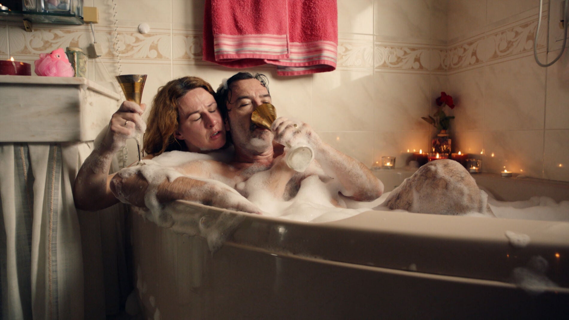 Teo interrumpe el id&iacute;lico momento entre Almudena y Pascual