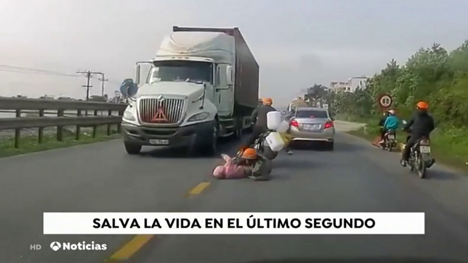 Una madre salva en el último instante a su hija de morir arrollada por un camión