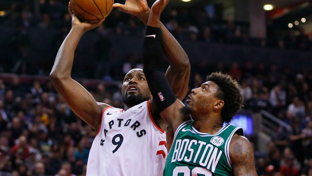 Ibaka intenta tirar ante la defensa de Marcus Smart