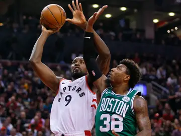 Ibaka intenta tirar ante la defensa de Marcus Smart Ibaka intenta tirar ante la defensa de Marcus Smart
