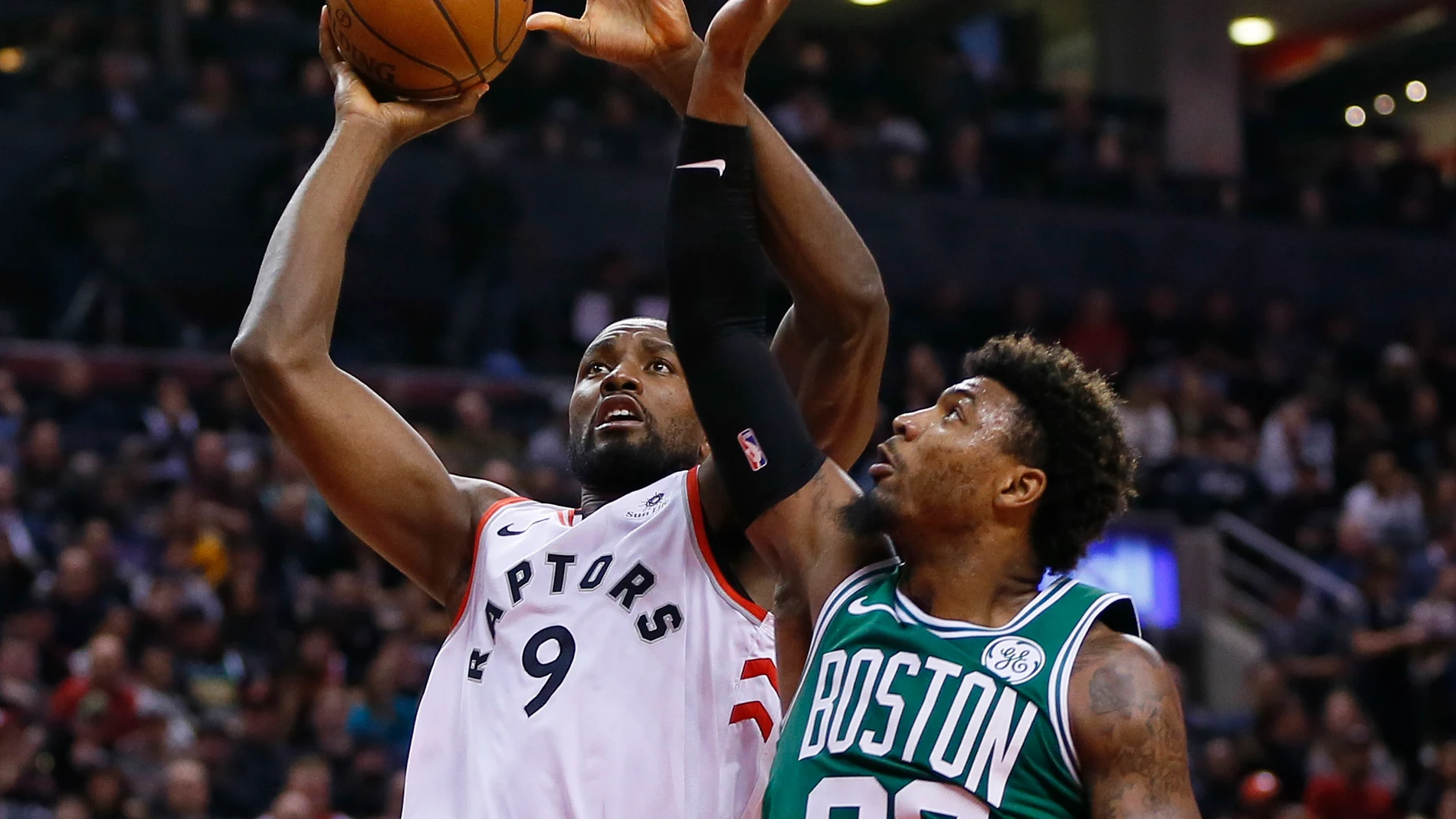 Ibaka intenta tirar ante la defensa de Marcus Smart Ibaka intenta tirar ante la defensa de Marcus Smart