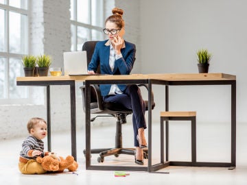 Mujer con niño en la oficina
