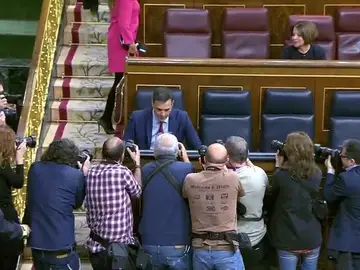 Sánchez se sienta por última vez en el sillón asignado para el presidente del Gobierno a la espera de las elecciones del 28 de abril Sánchez se sienta por última vez en el sillón asignado para el presidente del Gobierno a la espera de las elecciones del 28 de abril