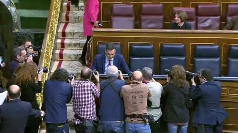 Sánchez se sienta por última vez en el sillón asignado para el presidente del Gobierno a la espera de las elecciones del 28 de abril Sánchez se sienta por última vez en el sillón asignado para el presidente del Gobierno a la espera de las elecciones del 28 de abril