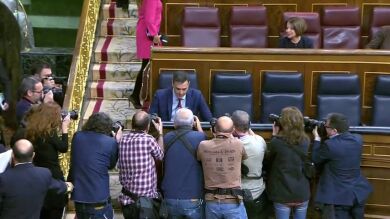Sánchez se sienta por última vez en el sillón asignado para el presidente del Gobierno a la espera de las elecciones del 28 de abril 