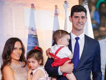 Courtois junto a Marta Domínguez y sus dos hijos Courtois junto a Marta Domínguez y sus dos hijos