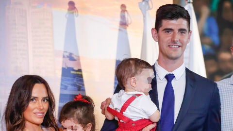 Courtois junto a Marta Domínguez y sus dos hijos 