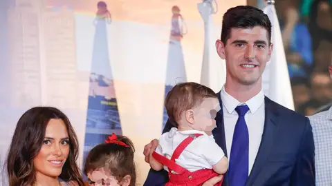 Courtois junto a Marta Domínguez y sus dos hijos Courtois junto a Marta Domínguez y sus dos hijos