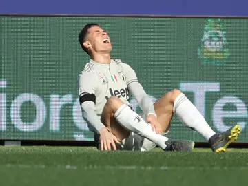 Cristiano Ronaldo se duele de un golpe Cristiano Ronaldo se duele de un golpe