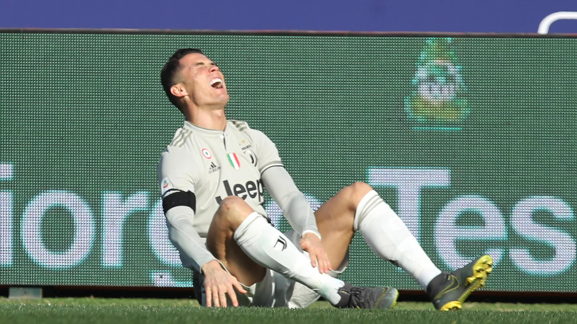 Cristiano Ronaldo se duele de un golpe Cristiano Ronaldo se duele de un golpe