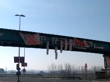 Aparcen cinco muñecos con las caras de los líderes de PP, PSC, c'S, Podemos y Vox colgados del puente de los Instituts de Lleida Aparcen cinco muñecos con las caras de los líderes de PP, PSC, c'S, Podemos y Vox colgados del puente de los Instituts de Lleida