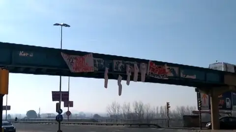 Aparcen cinco muñecos con las caras de los líderes de PP, PSC, c'S, Podemos y Vox colgados del puente de los Instituts de Lleida Aparcen cinco muñecos con las caras de los líderes de PP, PSC, c'S, Podemos y Vox colgados del puente de los Instituts de Lleida