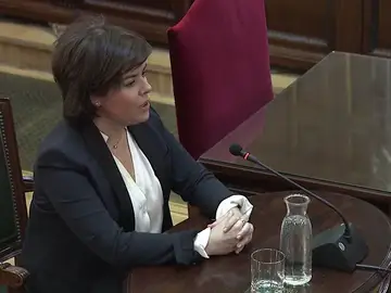 Sáenz de Santamaría, en el juicio al 'procés': "Le dije a Junqueras que no íbamos a hablar de referéndum" Sáenz de Santamaría, en el juicio al 'procés': "Le dije a Junqueras que no íbamos a hablar de referéndum"
