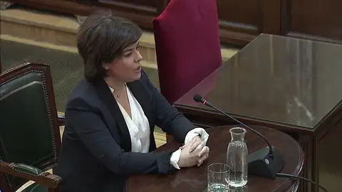 Sáenz de Santamaría, en el juicio al 'procés': "Le dije a Junqueras que no íbamos a hablar de referéndum" Sáenz de Santamaría, en el juicio al 'procés': "Le dije a Junqueras que no íbamos a hablar de referéndum"