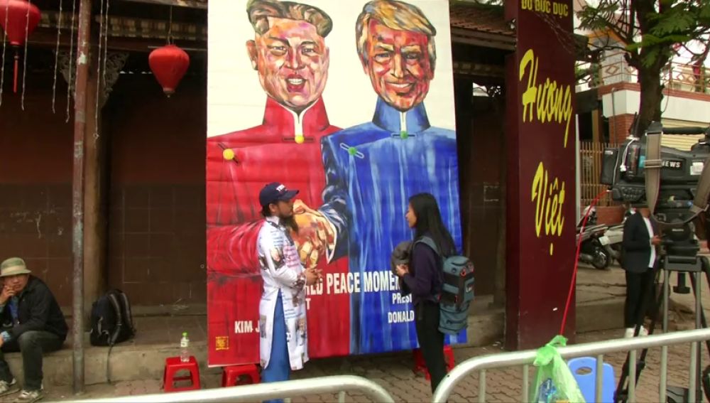 Un grafiti gigante de Trump y Kim Jong Un adorna las calles de Hanoi