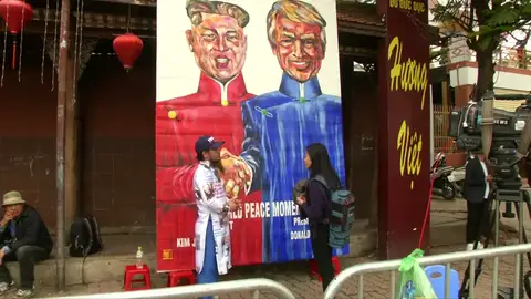 Un grafiti gigante de Trump y Kim Jong Un adorna las calles de Hanoi Un grafiti gigante de Trump y Kim Jong Un adorna las calles de Hanoi