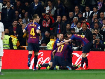 El Barça celebra el gol de Luis Suárez
