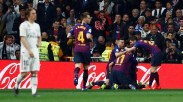 El Barça celebra el gol de Luis Suárez