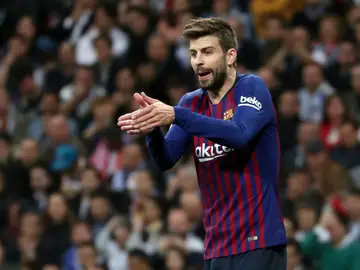 Gerard Piqué protesta una acción durante el Clásico Gerard Piqué protesta una acción durante el Clásico