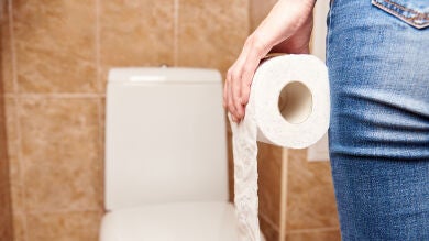 Por qué poner papel higiénico en el inodoro es una mala idea