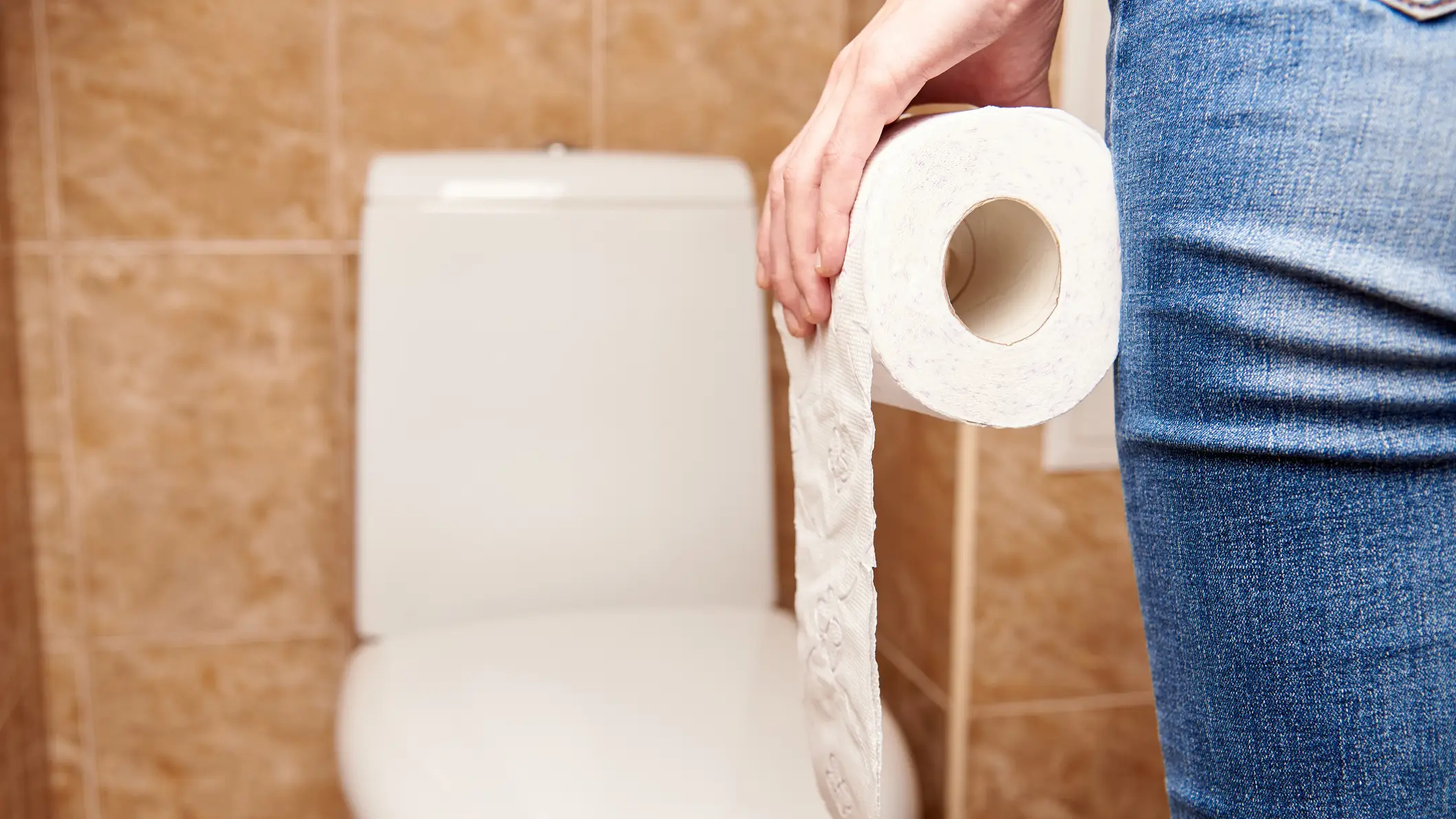 Chica en el aseo con papel higiénico Chica en el aseo con papel higiénico