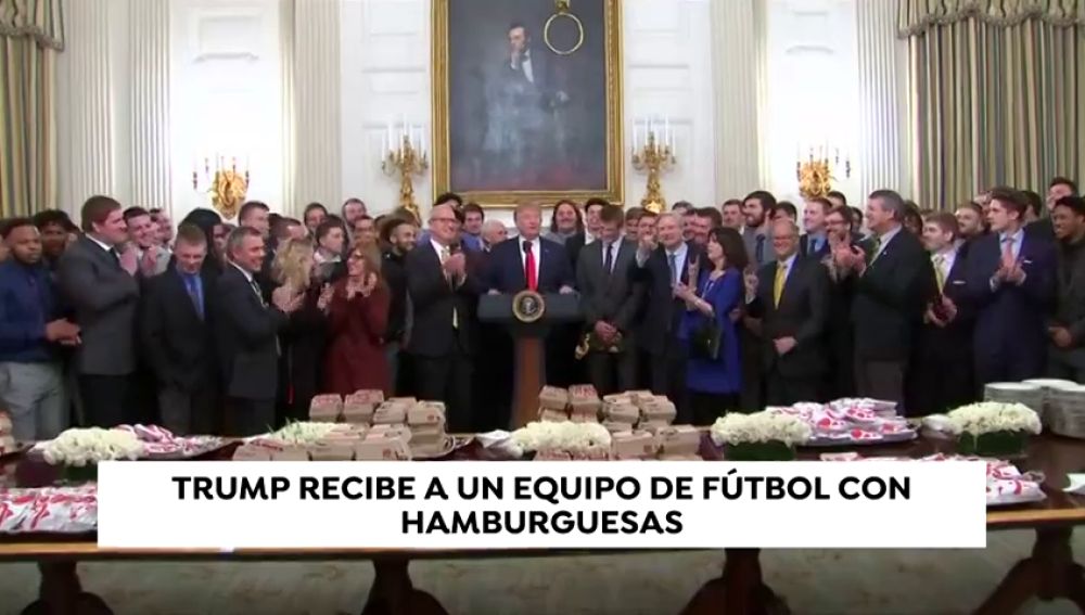 Trump recibe con hamburguesas a un equipo de fútbol