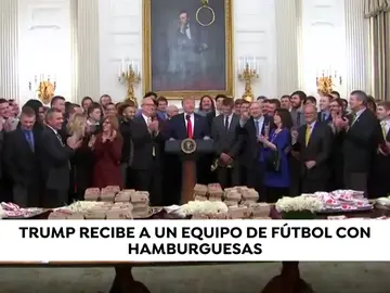Trump recibe con hamburguesas a un equipo de fútbol Trump recibe con hamburguesas a un equipo de fútbol