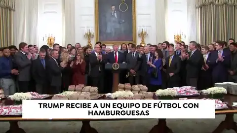 Trump recibe con hamburguesas a un equipo de fútbol Trump recibe con hamburguesas a un equipo de fútbol