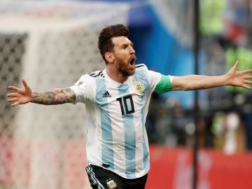 Leo Messi celebra un gol con Argentina