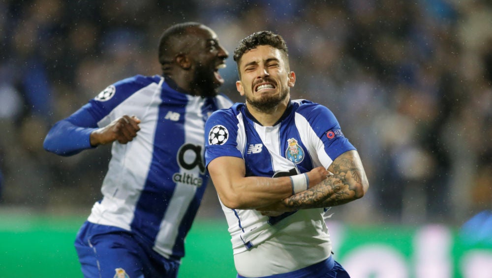 Telles celebra su gol contra la Roma