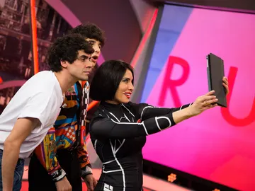 VÍDEO: Pilar Rubio enseña a 'Los Javis' en 'El Hormiguero 3.0' la última tendencia de moda: el mono motero VÍDEO: Pilar Rubio enseña a 'Los Javis' en 'El Hormiguero 3.0' la última tendencia de moda: el mono motero