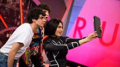 Pilar Rubio enseña a 'Los Javis' en 'El Hormiguero 3.0' la última tendencia de moda: el mono motero