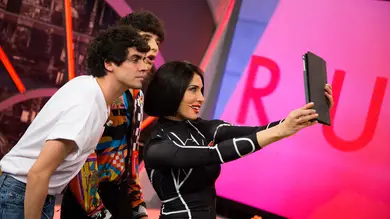 Pilar Rubio enseña a 'Los Javis' en 'El Hormiguero 3.0' la última tendencia de moda: el mono motero Pilar Rubio enseña a 'Los Javis' en 'El Hormiguero 3.0' la última tendencia de moda: el mono motero