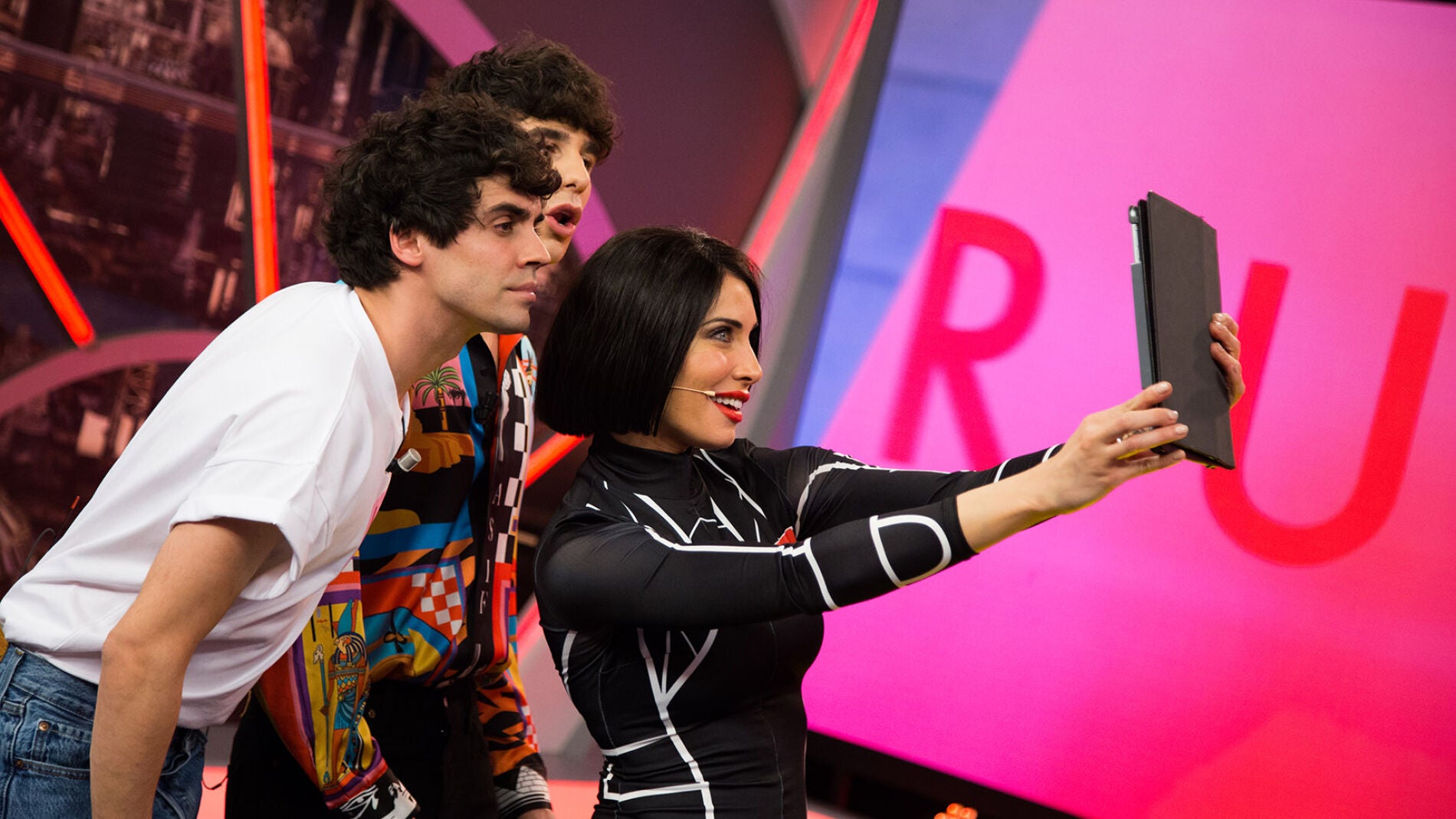 V&Iacute;DEO: Pilar Rubio ense&ntilde;a a 'Los Javis' en 'El Hormiguero 3.0' la &uacute;ltima tendencia de moda: el mono motero