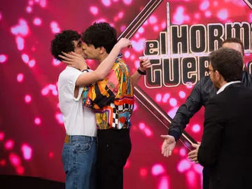 Vídeo: Los Javis se dan el 'Sí, quiero' en El Hormiguero 3.0 Vídeo: Los Javis se dan el 'Sí, quiero' en El Hormiguero 3.0