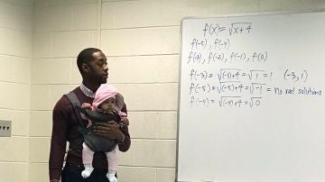 Un profesor universitario decide calmar al bebé de su alumna para que pueda coger apuntes