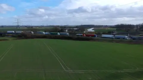 Cientos de camiones se amontonan en el paso fronterizo de Francia simulando los controles tras el Brexit Cientos de camiones se amontonan en el paso fronterizo de Francia simulando los controles tras el Brexit