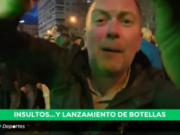 Así fue el abrupto paso de los ultras del Ajax por Madrid: bengalas, 'invitados' polacos... Así fue el abrupto paso de los ultras del Ajax por Madrid: bengalas, 'invitados' polacos...