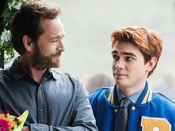 Luke Perry y KJ Apa como Archie y Fred Andrews en 'Riverdale' Luke Perry y KJ Apa como Archie y Fred Andrews en 'Riverdale'