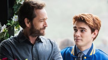 Luke Perry y JK Apa como Archie y Fred Andres en 'Riverdale' Luke Perry y JK Apa como Archie y Fred Andres en 'Riverdale'