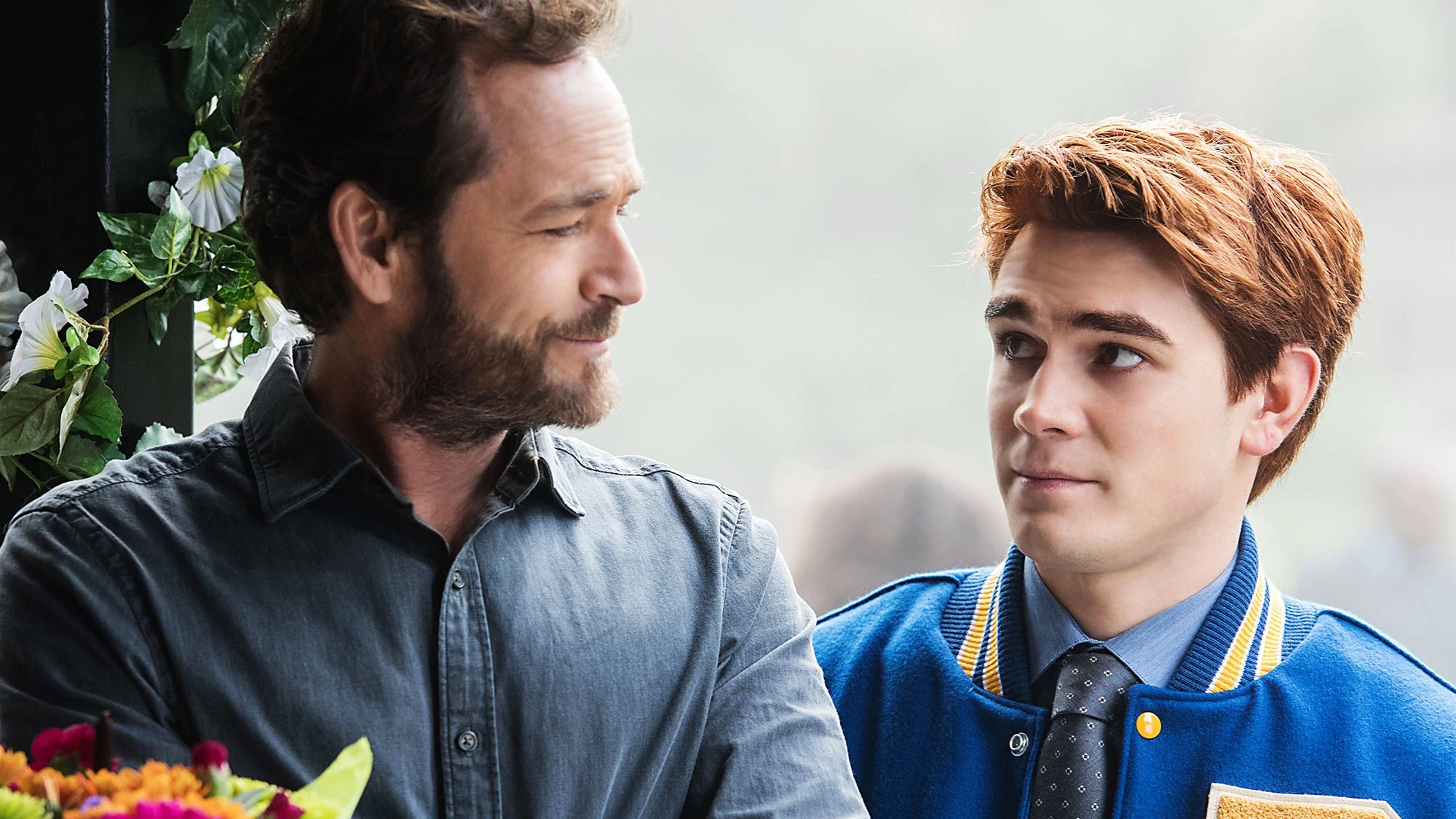 Luke Perry y KJ Apa como Archie y Fred Andrews en 'Riverdale'