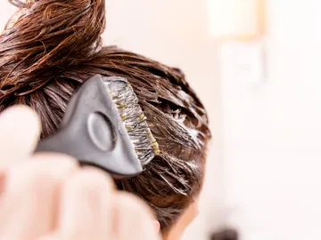 Mujer tiñéndose el pelo Mujer tiñéndose el pelo