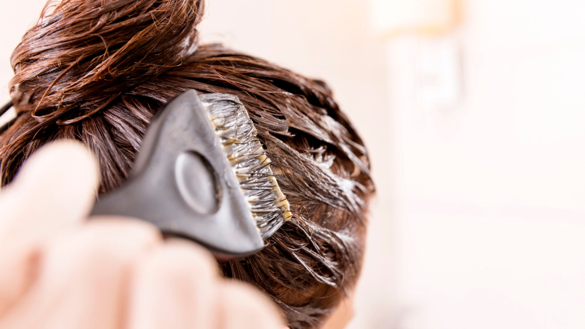 Mujer ti&ntilde;&eacute;ndose el pelo