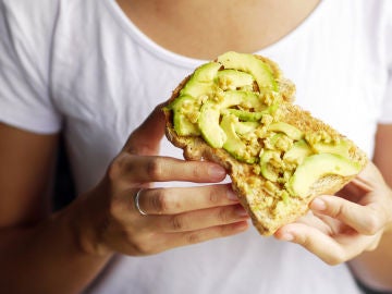 Tostada de pan con aguacata