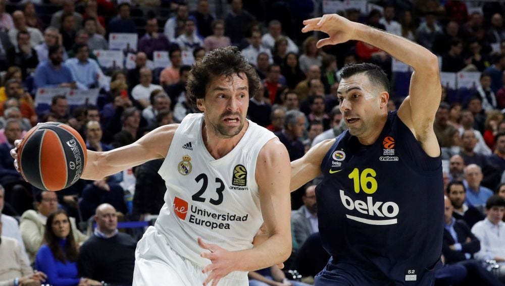 Llull, en acción ante el Fenerbahce