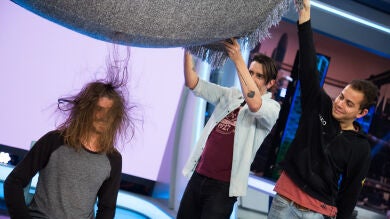 Marron demuestra el poder de la electricidad con la 'Pelostricidad estática'